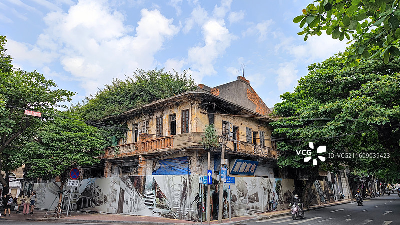 老建筑低角度视图：湛江赤坎老街图片素材