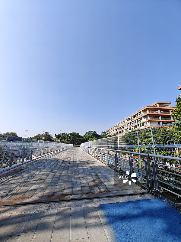 广州大学城广工宿舍楼校区外桥上大路图片素材