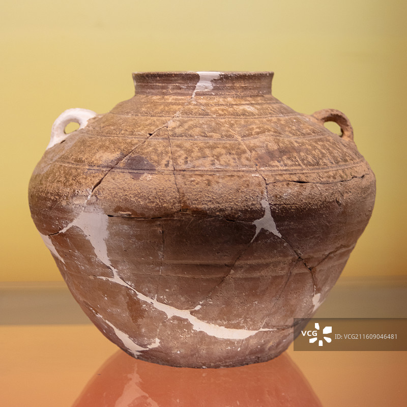 高温釉陶双耳罐·西汉中期·中国江南水乡文化博物馆图片素材