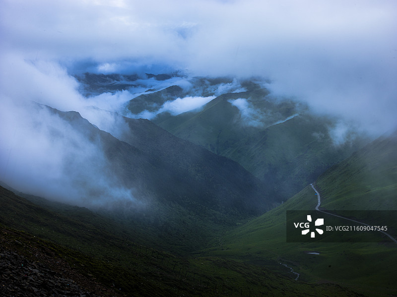 四川宝兴夹金山景区云雾缭绕之美图片素材