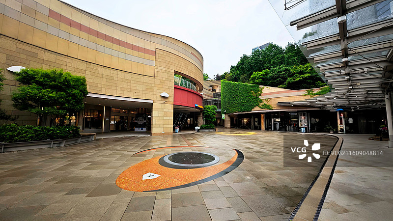 日本大阪难波公园是集购物、办公于一体的综合体，外观如斜坡公园，绿植丰富，设计独特图片素材