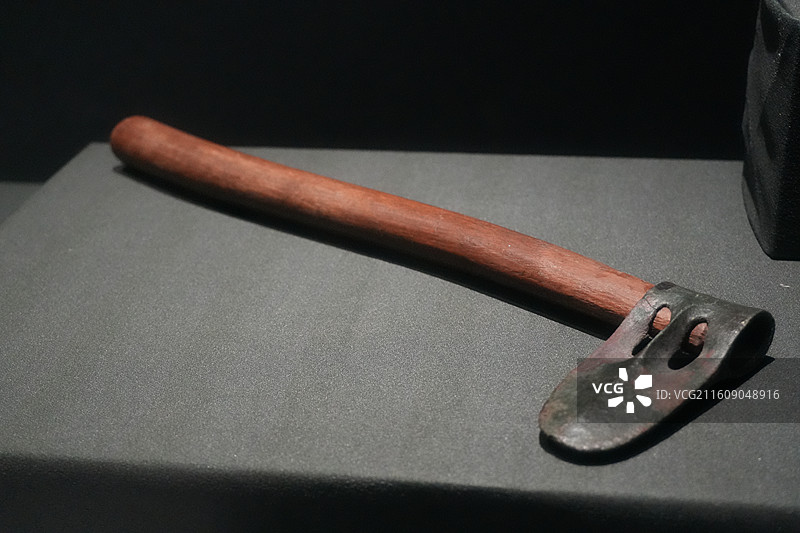 穿孔青铜斧_拉塔基亚省沿海地区的阿姆利特的马拉索斯（叙利亚古代文物精品展）图片素材