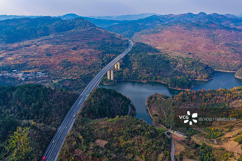 航拍贵阳即将大变脸的黄金地块，阿哈湖水库图片素材