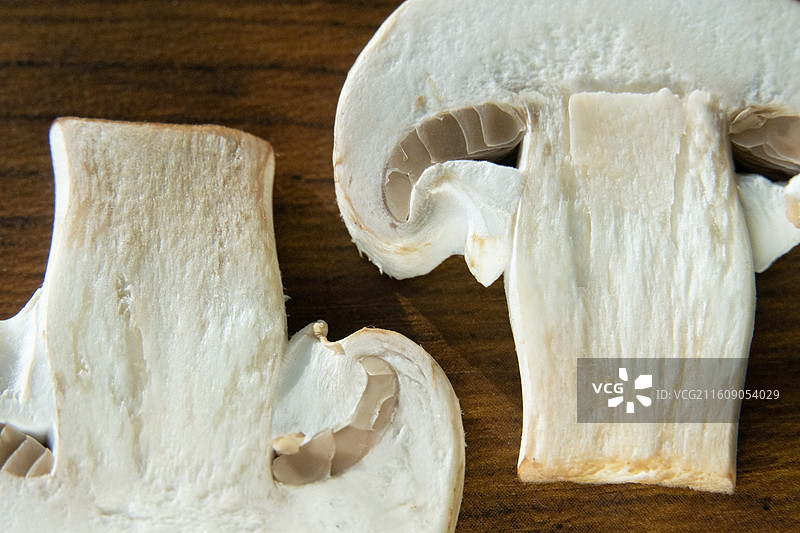 桌面上的口蘑切片特写图片素材