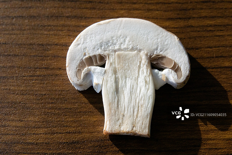 桌面上的口蘑切片特写图片素材