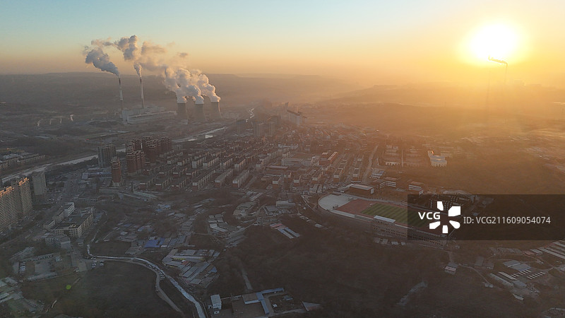 鄂尔多斯准格尔旗日出时分的发电厂和城市全景图片素材