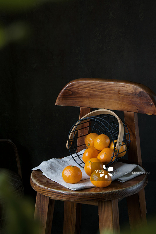 篮子里散落的蜜橘图片素材
