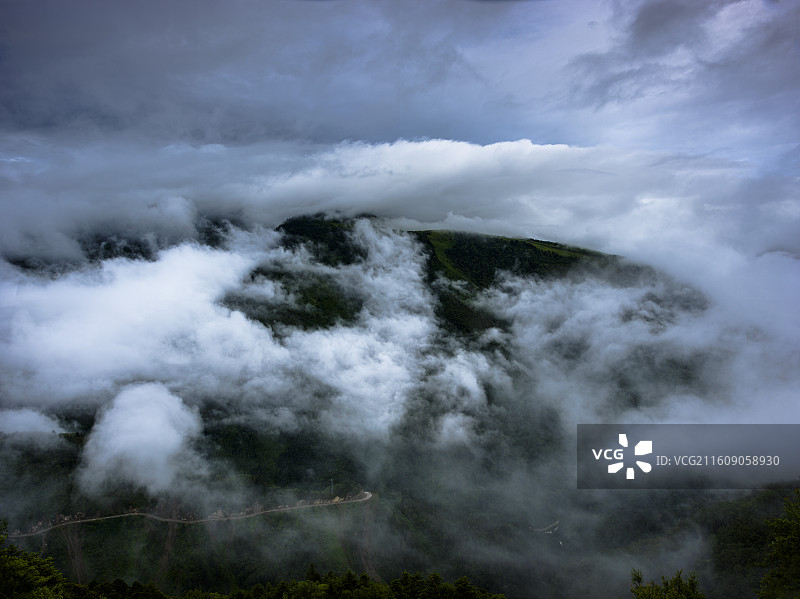 四川宝兴夹金山景区云雾缭绕之美图片素材