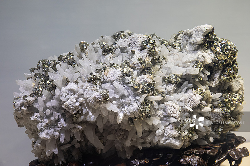 地质博物馆里双晶水晶与黄铁矿共生矿石标本图片素材