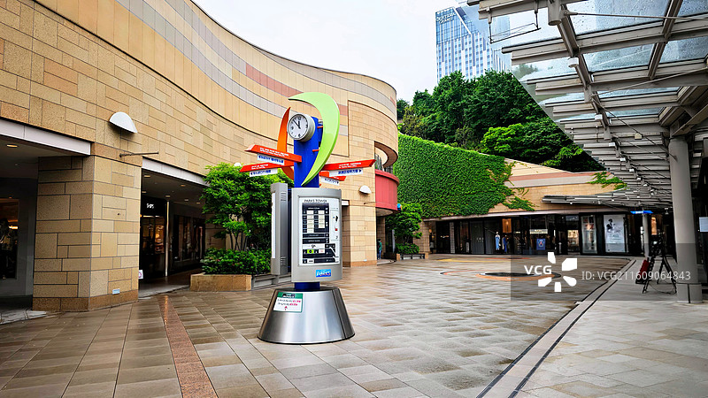 日本大阪难波公园是集购物、办公于一体的综合体，外观如斜坡公园，绿植丰富，设计独特图片素材