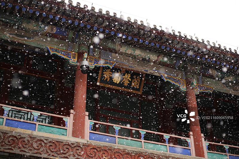 颐和园北宫门前飘扬的雪花图片素材