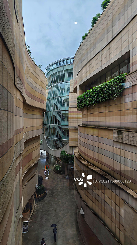 日本大阪难波公园是集购物、办公于一体的综合体，外观如斜坡公园，绿植丰富，设计独特图片素材