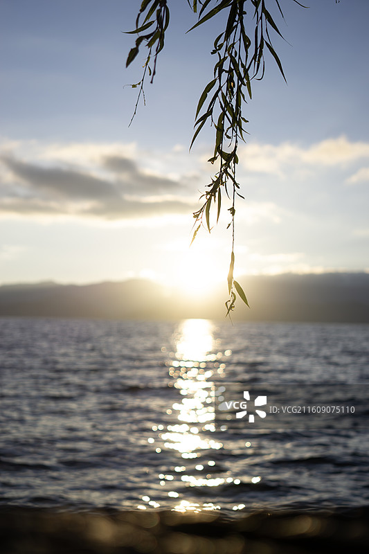 大理洱海龙龛码头日出 看日出的人群 自然风光图片素材