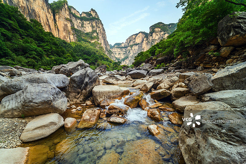 山西红豆杉大峡谷夏季河谷风光图片素材