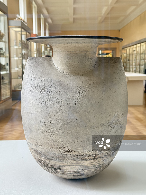 英国伦敦维多利亚与阿尔伯特博物馆的陶瓷藏品图片素材