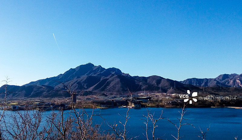 东北的冬天，有山有水有树有蓝天的风景图片素材