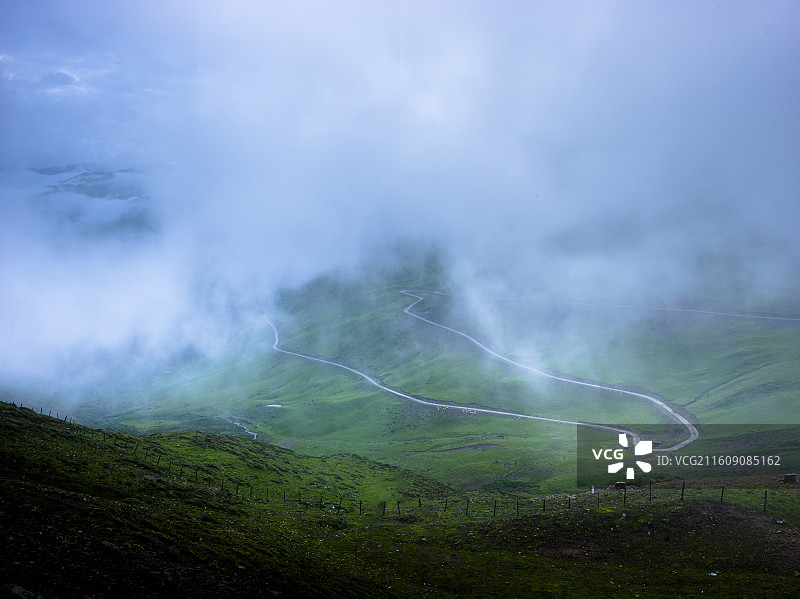 四川宝兴夹金山景区云雾缭绕之美图片素材