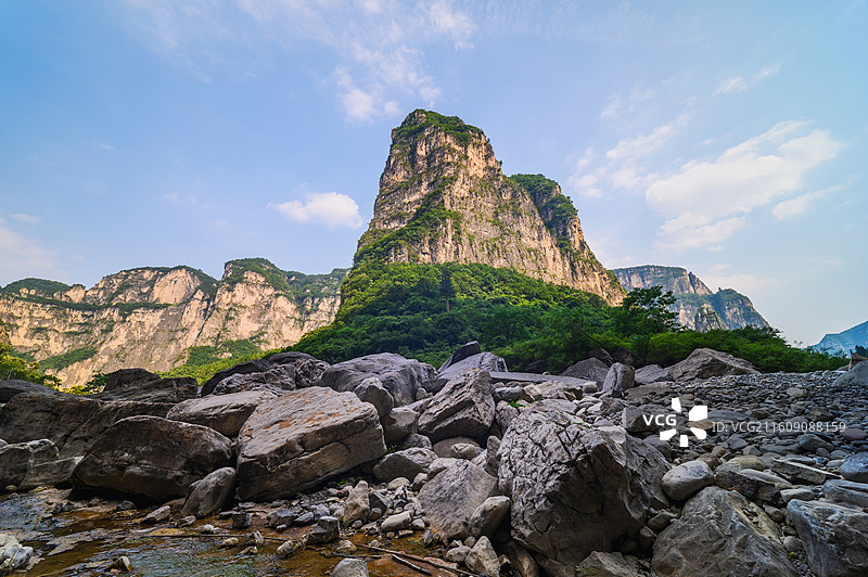 山西红豆杉大峡谷夏季河谷风光图片素材