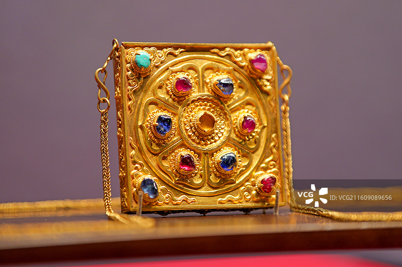 嵌宝石金链香盒 南京市博物总馆藏图片素材