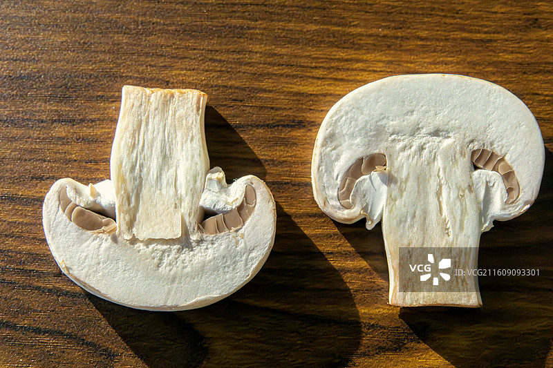 木制桌面上的口蘑特写图片素材