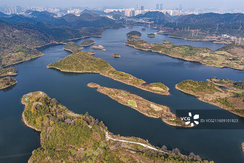 航拍贵阳即将大变脸的黄金地块，阿哈湖水库图片素材