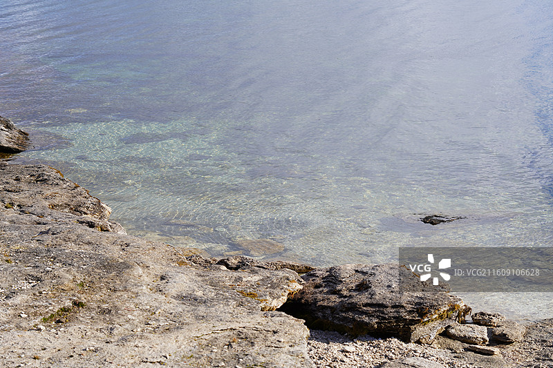 美国黄石公园的秋日美景 加拿大鹅成群结队飞过彩叶林和湖泊 雪山在远方 涌出滚烫泉水的五彩池和日光狂热图片素材