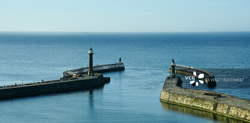 英国约克郡惠特比海港灯塔图片素材