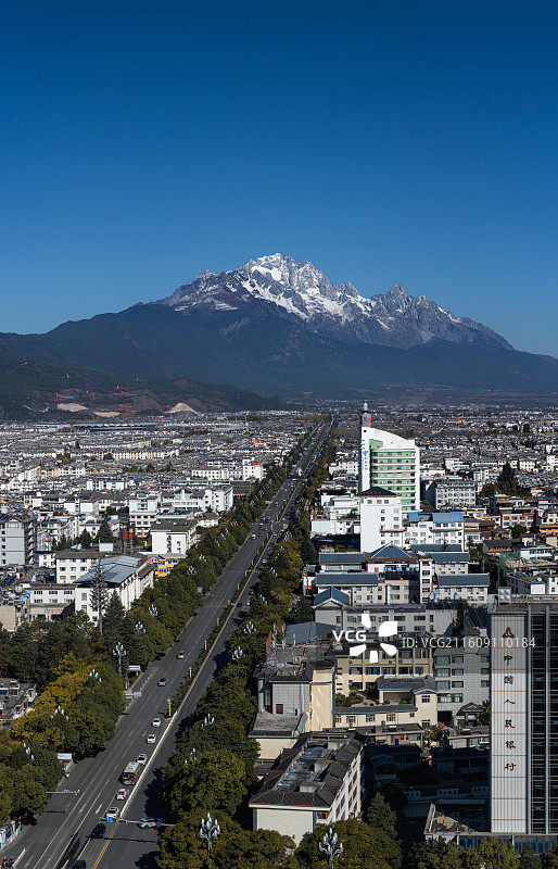 丽江玉龙雪山城市对比图图片素材