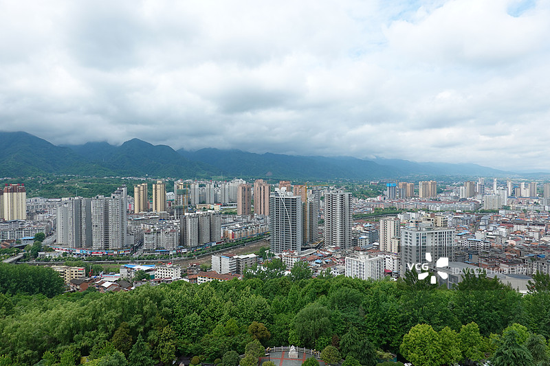 陕西省安康市汉阴县龙岗公园：龙岗阁远眺汉阴县城天际线图片素材