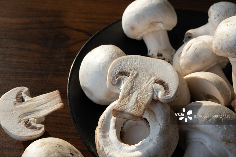 桌面上成堆的口蘑特写图片素材