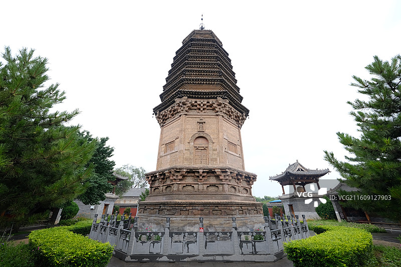 山西浑源圆觉寺，八角形密檐九层砖塔图片素材