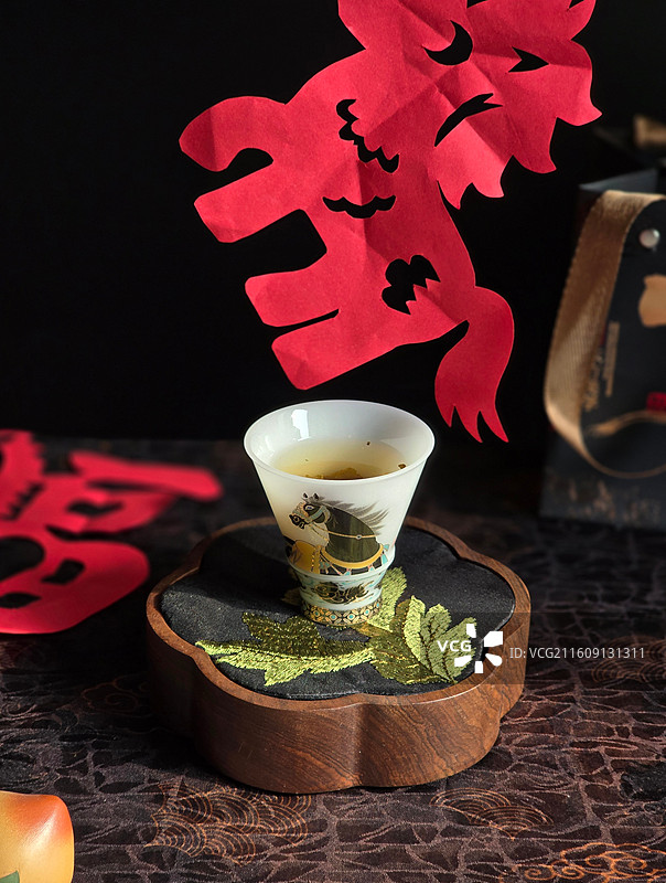 静物桌上马年茶杯红色剪纸视图图片素材