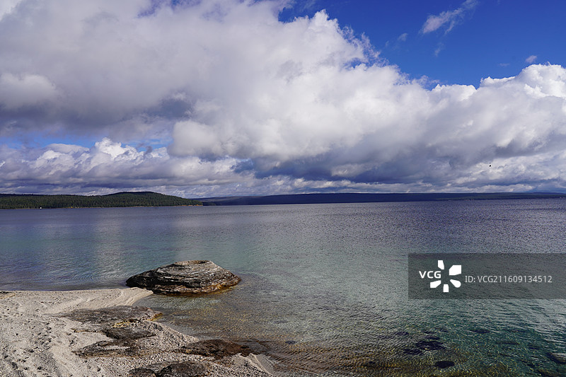 美国黄石公园的秋日美景 加拿大鹅成群结队飞过彩叶林和湖泊 雪山在远方 涌出滚烫泉水的五彩池和日光狂热图片素材