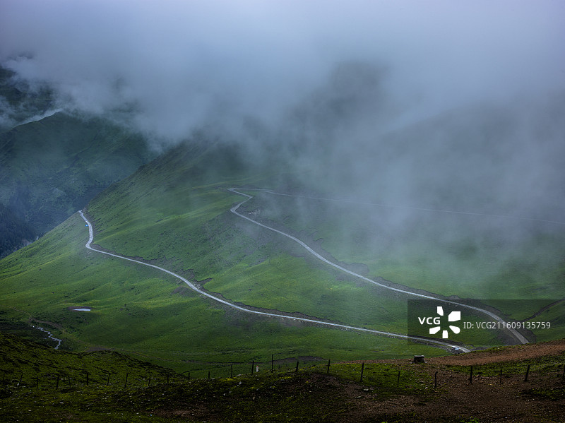 四川宝兴夹金山景区云雾缭绕之美图片素材