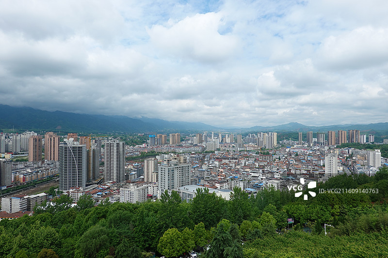 陕西省安康市汉阴县龙岗公园：龙岗阁远眺汉阴县城天际线图片素材