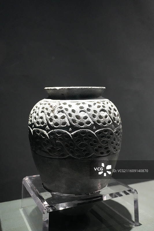 蛇纹绿泥石罐_马里代尔祖尔地区的哈里里（叙利亚古代文物精品展）图片素材