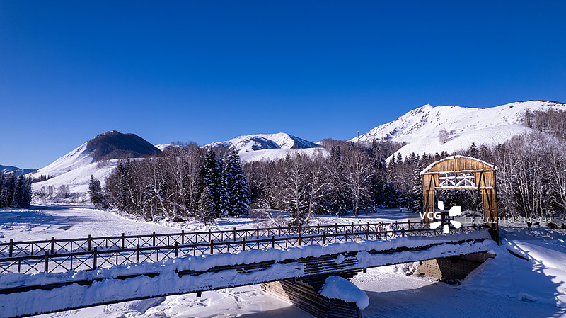 雪山雪原冰雪丛林里面的禾木桥图片素材