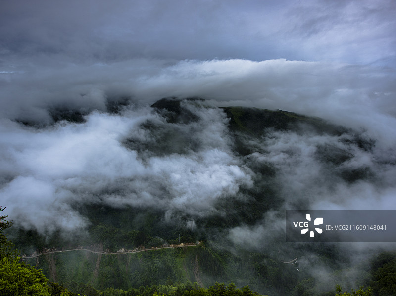 四川宝兴夹金山景区云雾缭绕之美图片素材