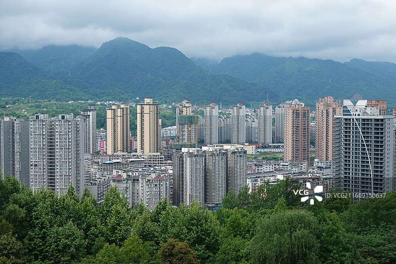 陕西省安康市汉阴县龙岗公园：龙岗阁远眺汉阴县城天际线图片素材