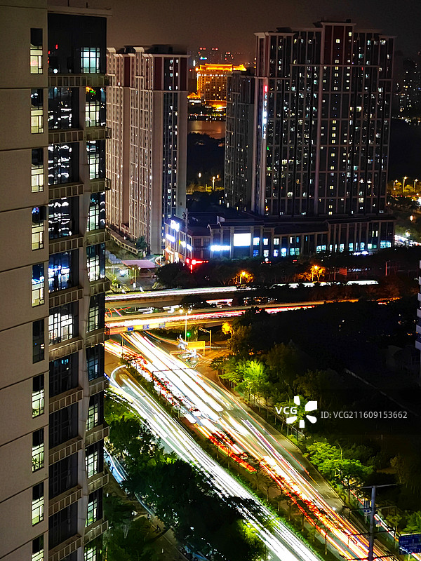 厦门市集美新城城市夜景车水马龙长曝光图片素材