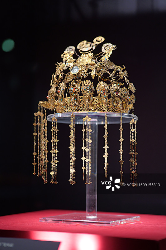 鎏金点翠嵌宝“诰命”龙凤冠 定州博物馆藏 凤冠以掐丝点翠工艺制成图片素材