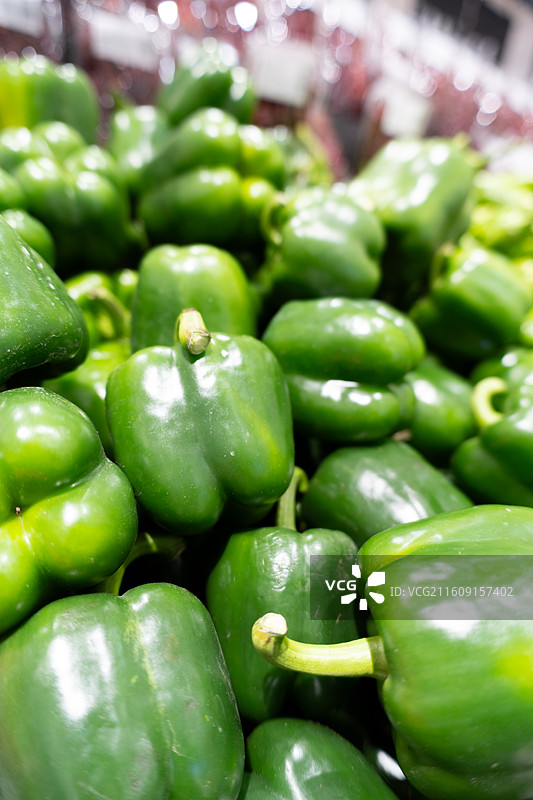 超市室内摆放的青椒图片素材