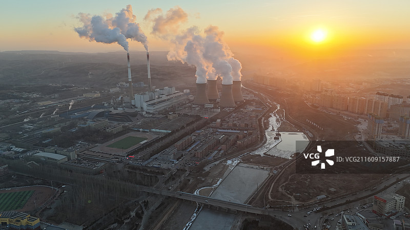 鄂尔多斯准格尔旗日出时分的发电厂和城市全景图片素材
