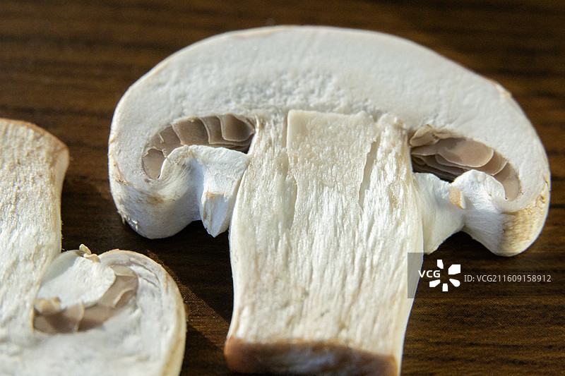 桌面上的口蘑切片特写图片素材