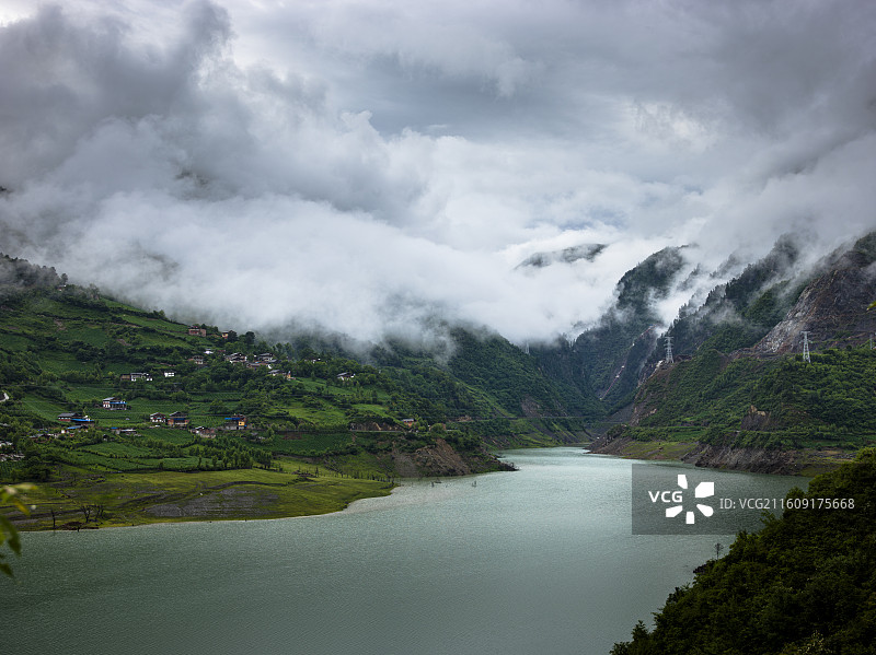 四川宝兴夹金山景区云雾缭绕之美图片素材