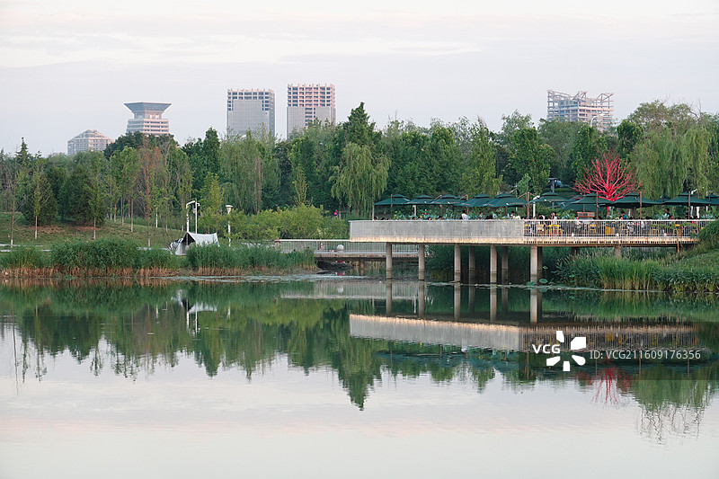 陕西省西安市灞桥区浐灞湿地中亚公园日落夕阳晚霞图片素材