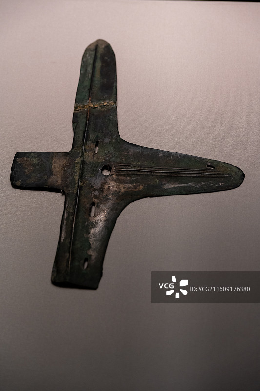 西周中期三穿青铜戟，宁夏固原出土，古代冷兵器，青铜质感，博物馆藏品图片素材