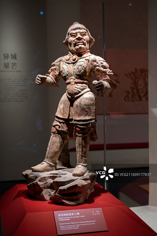 唐彩绘陶镇墓武士俑（上海博物馆华彩六盘：宁夏固原文物精品展）图片素材