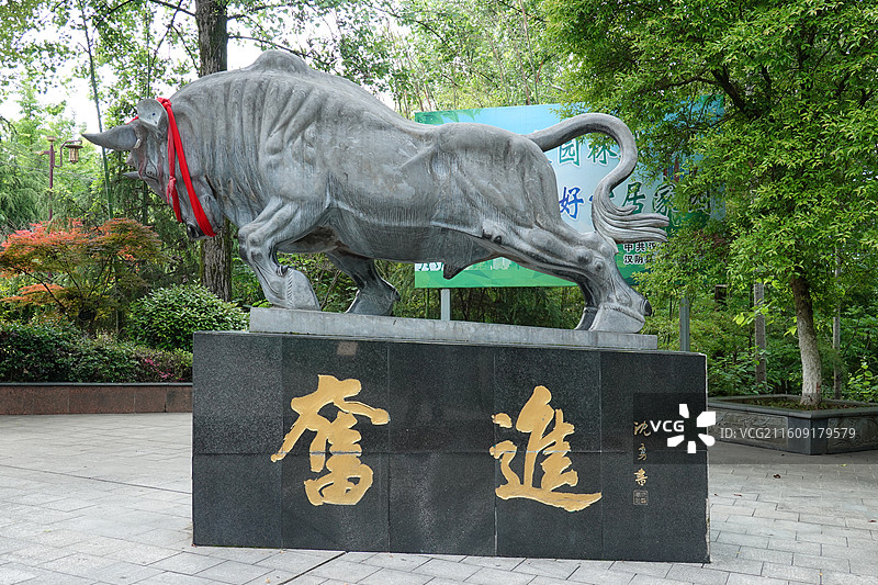 陕西省安康市汉阴县龙岗公园奋进奔牛铸像图片素材