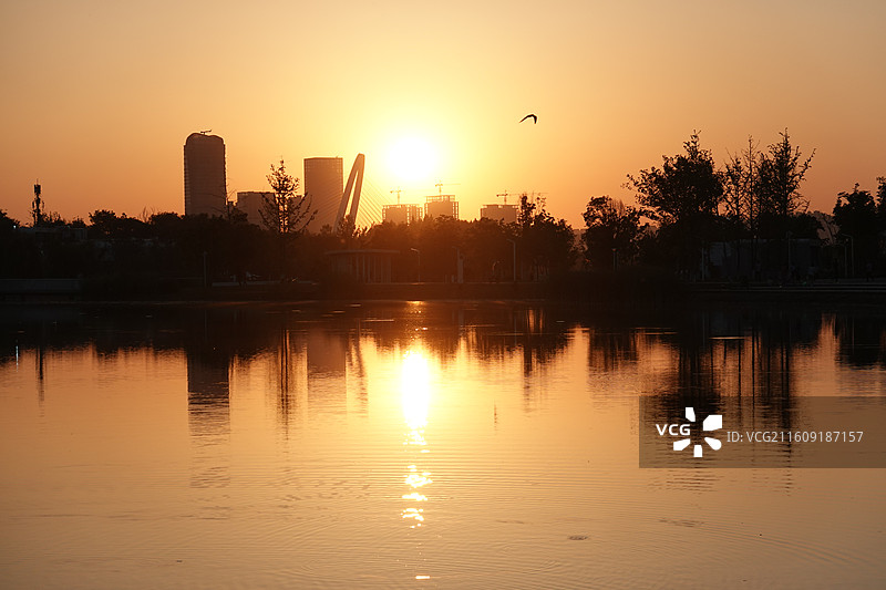陕西省西安市灞桥区浐灞湿地中亚公园日落夕阳晚霞图片素材